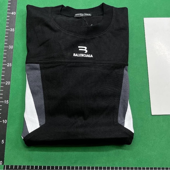 Tshirts/ Hoodies/Crewnecks sweaters/ Jackets & etc. - Picture 9 of 12